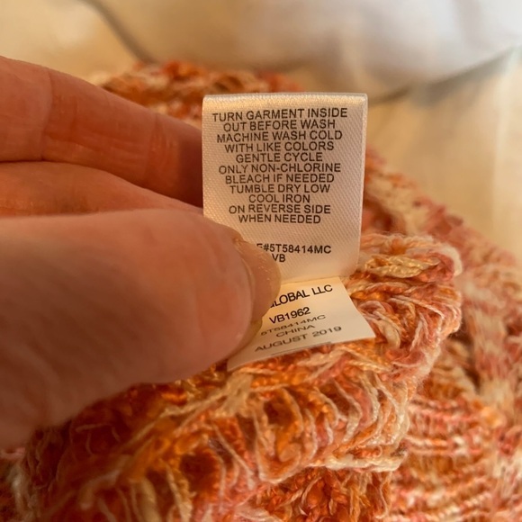 NWT V-neck long sleeved sweater in peach - Picture 11 of 11